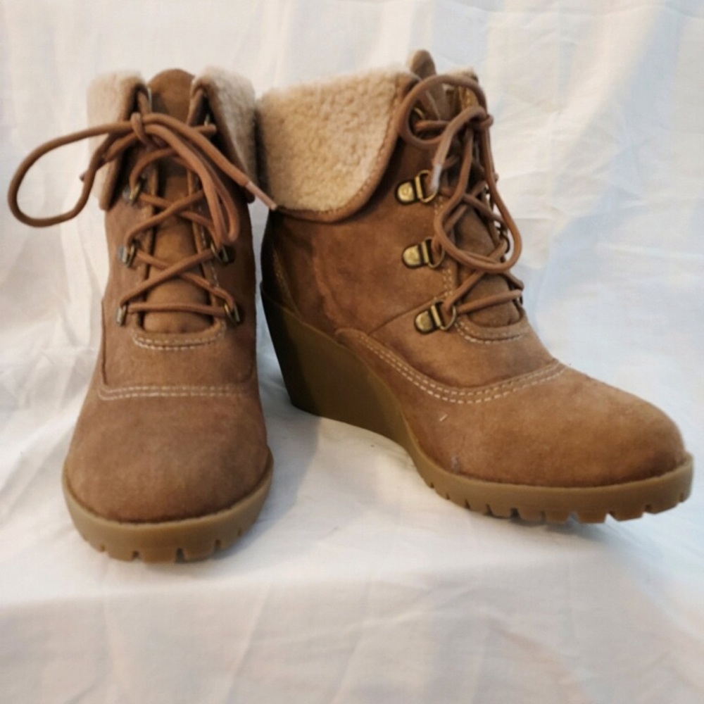 Mudd camel suede sherpa, ankle roll over, wedge boot, rivot laced tie, size 7.